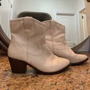 White / Cream cowboy boots